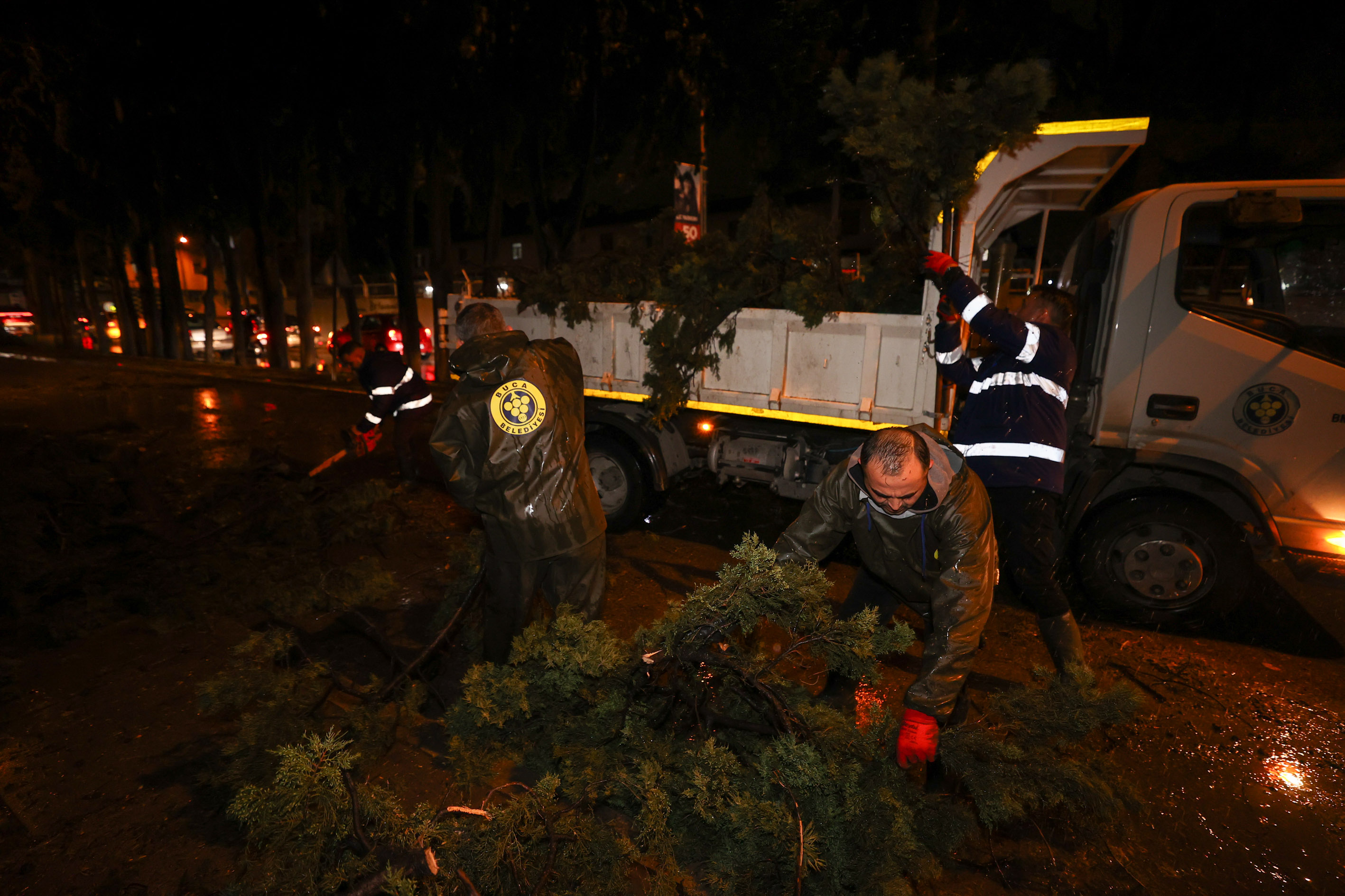Buca Belediyesi Ekiplerinin Fırtına ve Yağış Mesaisi
