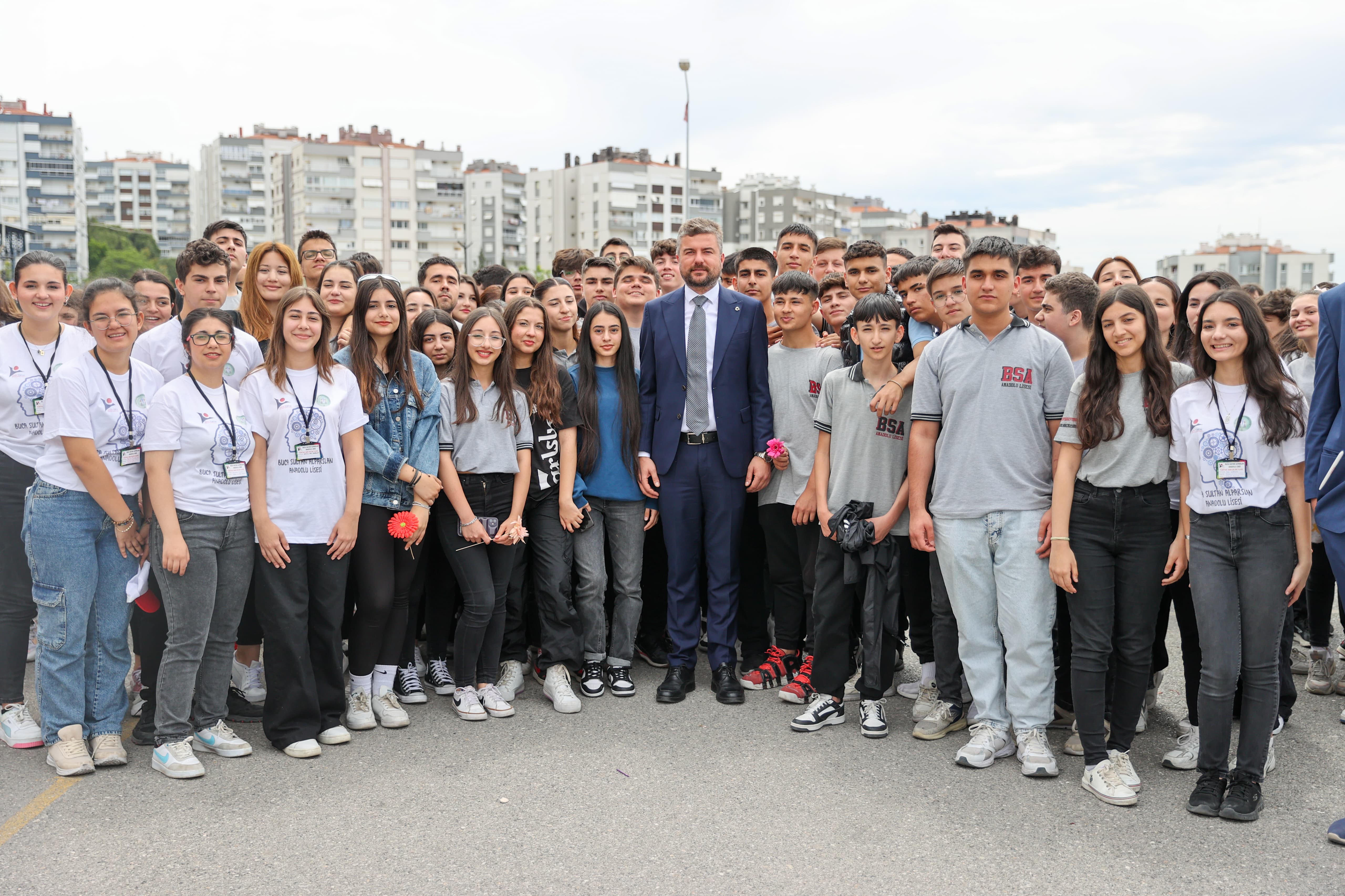 Mezun olduğu lisede Başkan Duman’a coşkulu karşılama