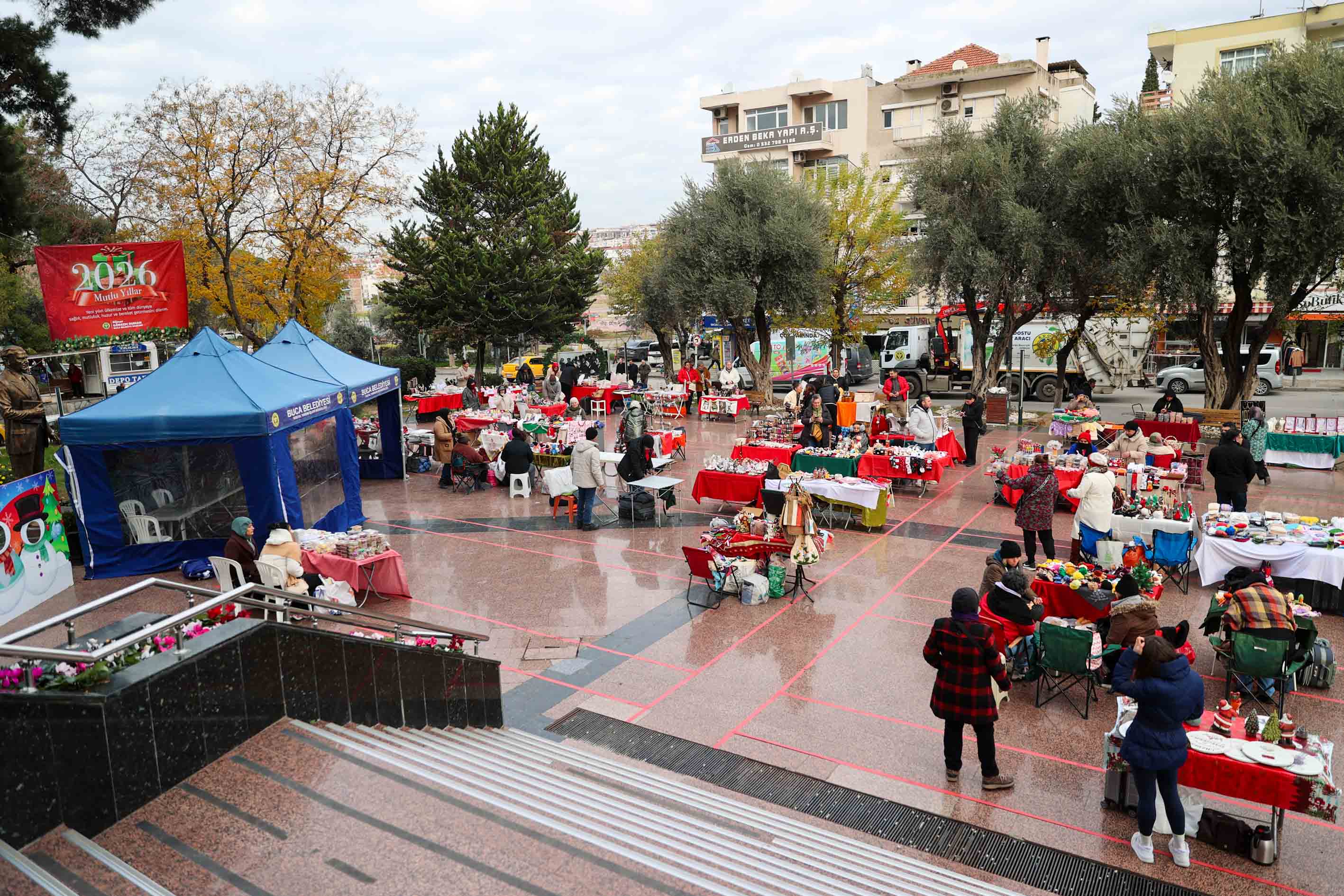 Buca’da Yeni Yıl Pazarına Büyük İlgi