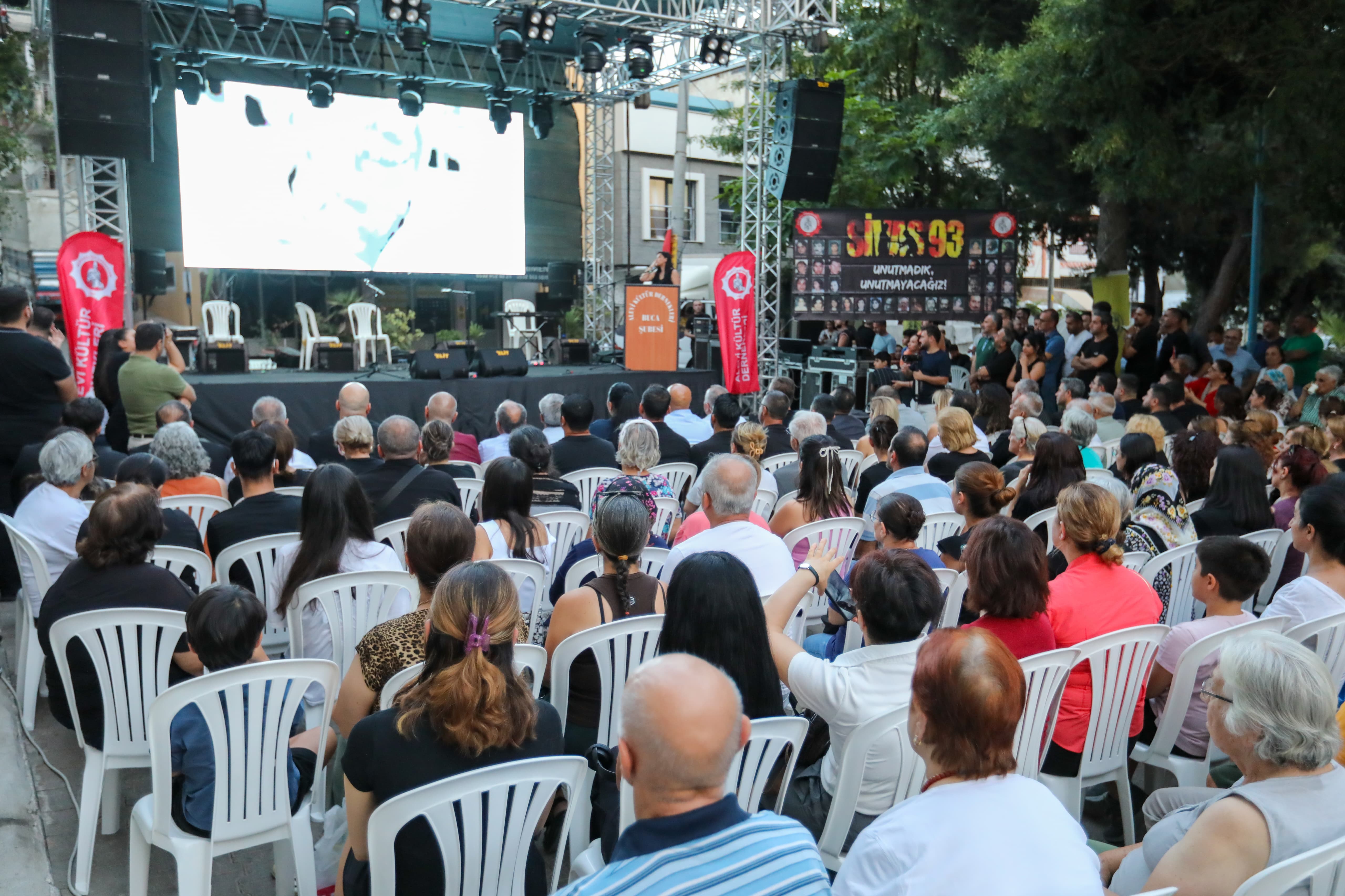Buca’da 35 can için duygusal anma töreni