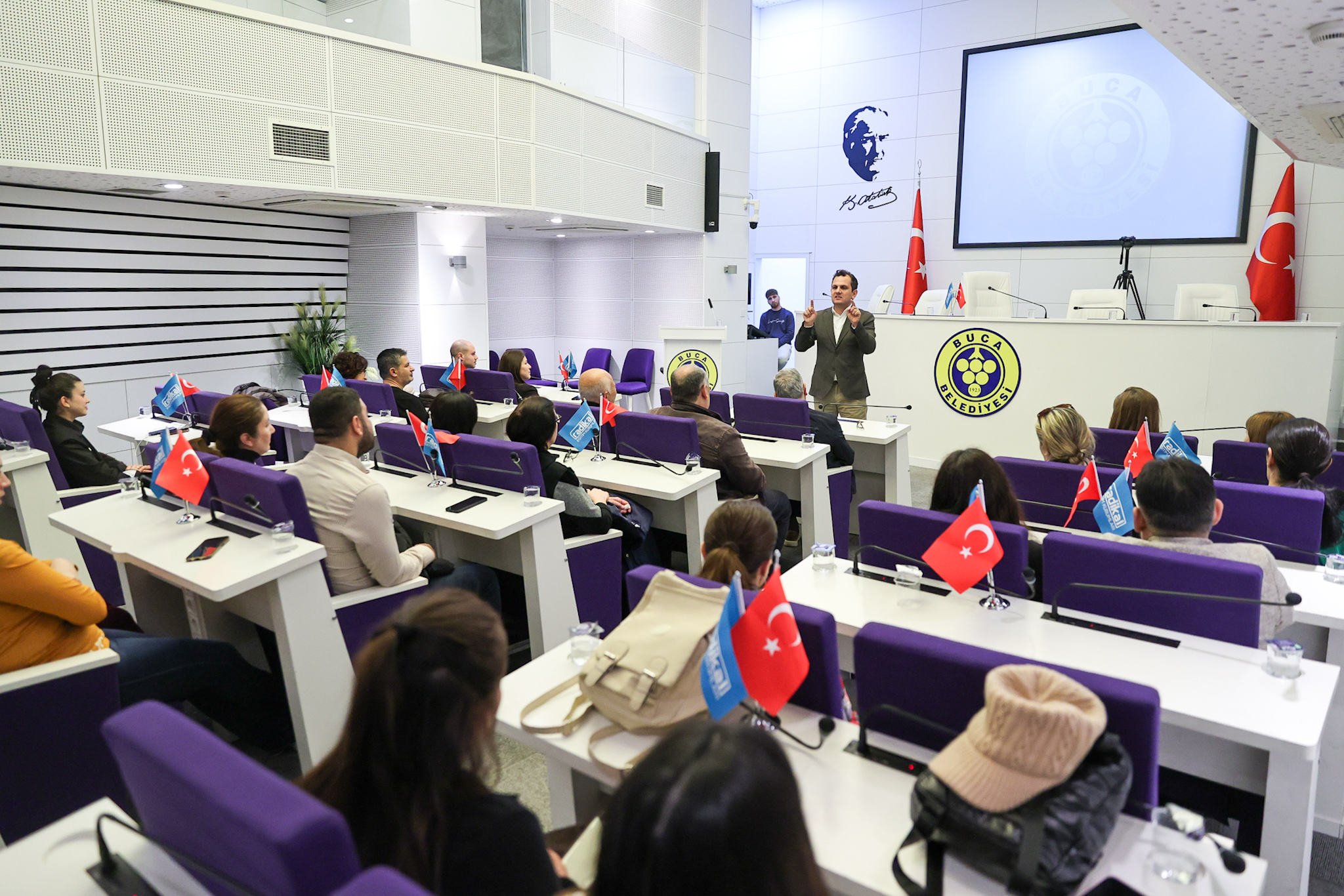 Buca'da “Geleceğin Liderlerini Yetiştiren Anne Baba Olmak” Semineri 