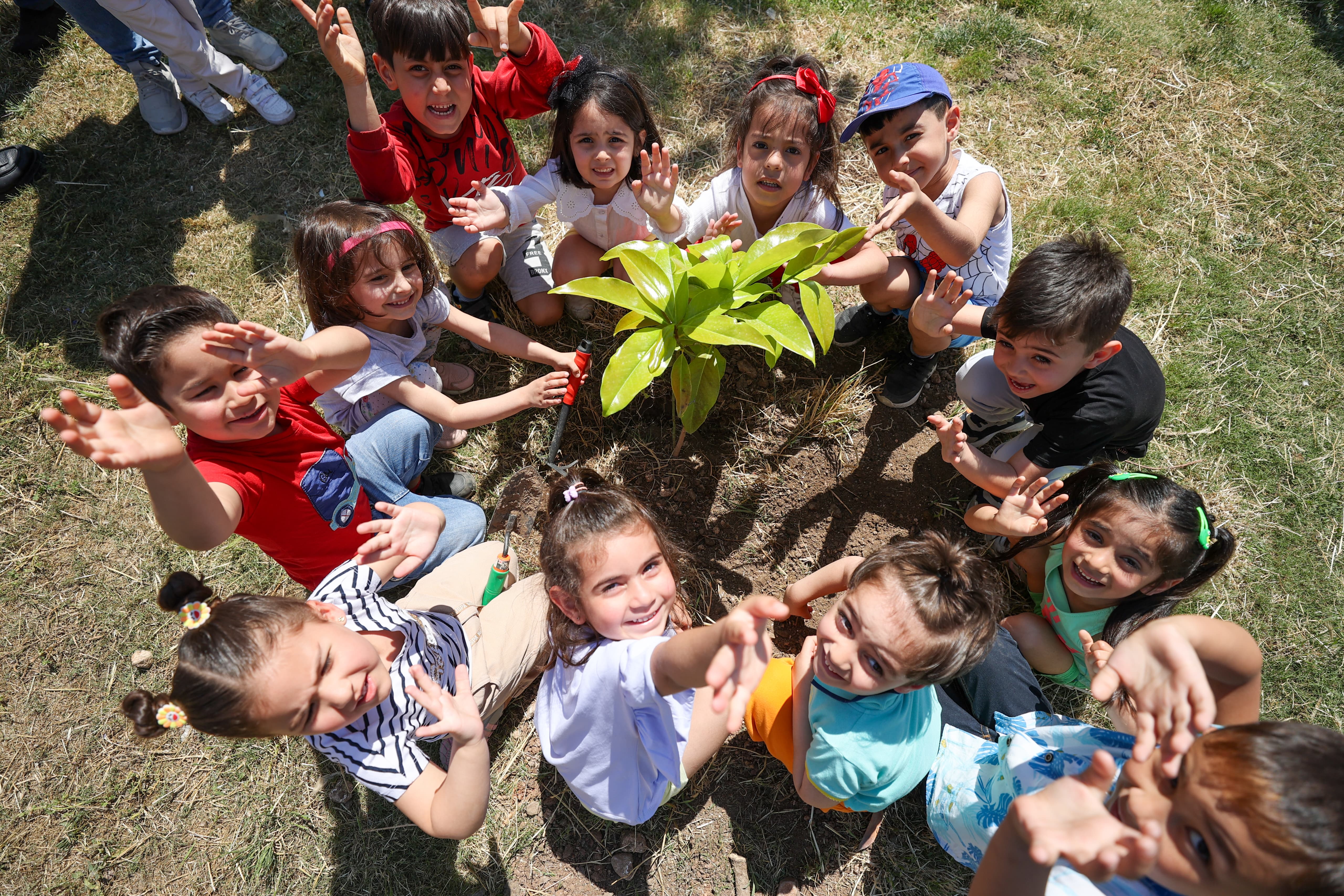 Başkan Duman miniklerle fidan dikti