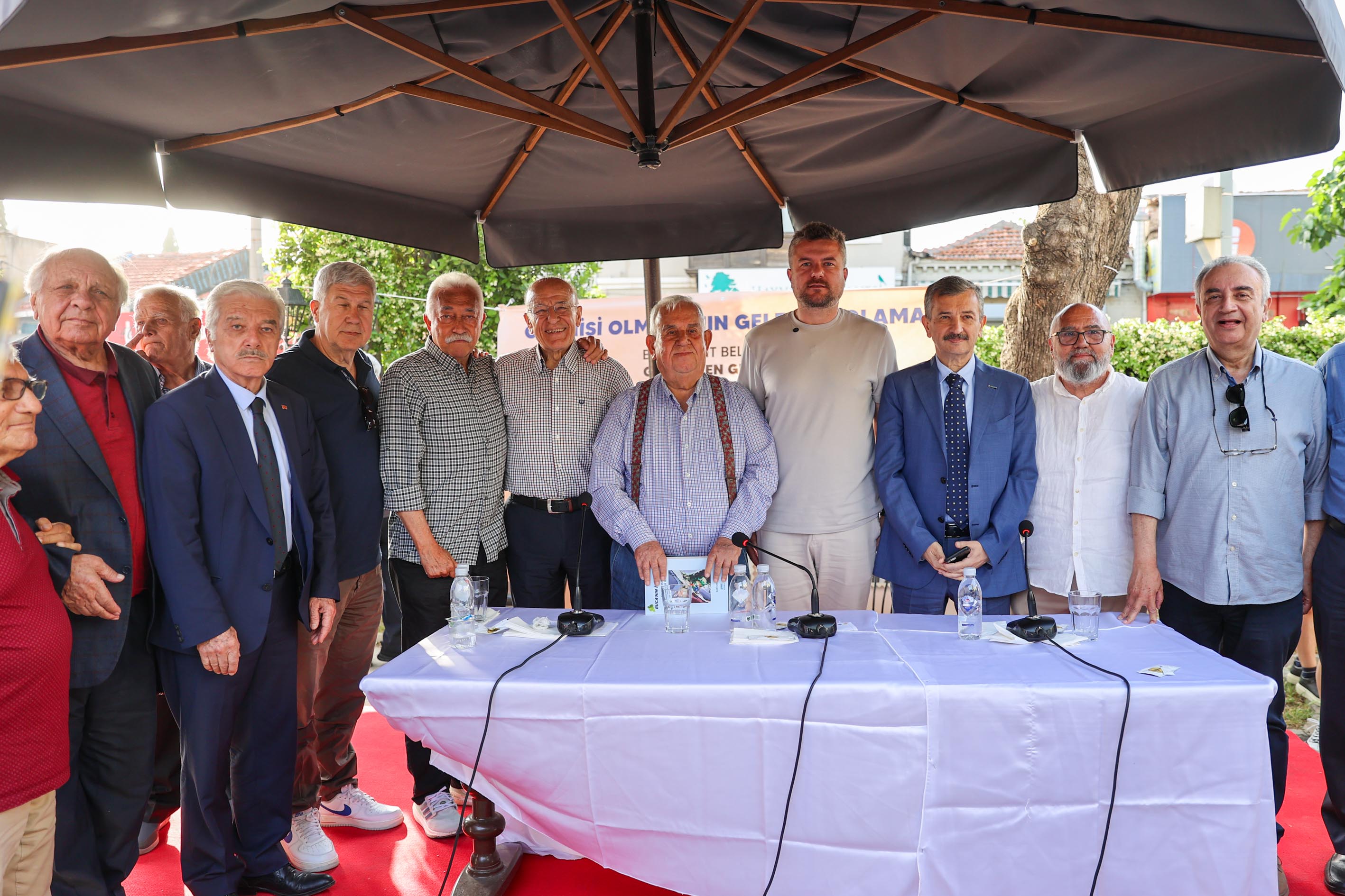 Buca’da 50 Yıl Arayla Aynı Koltuğa Oturan İki Başkan Bir Araya Geldi