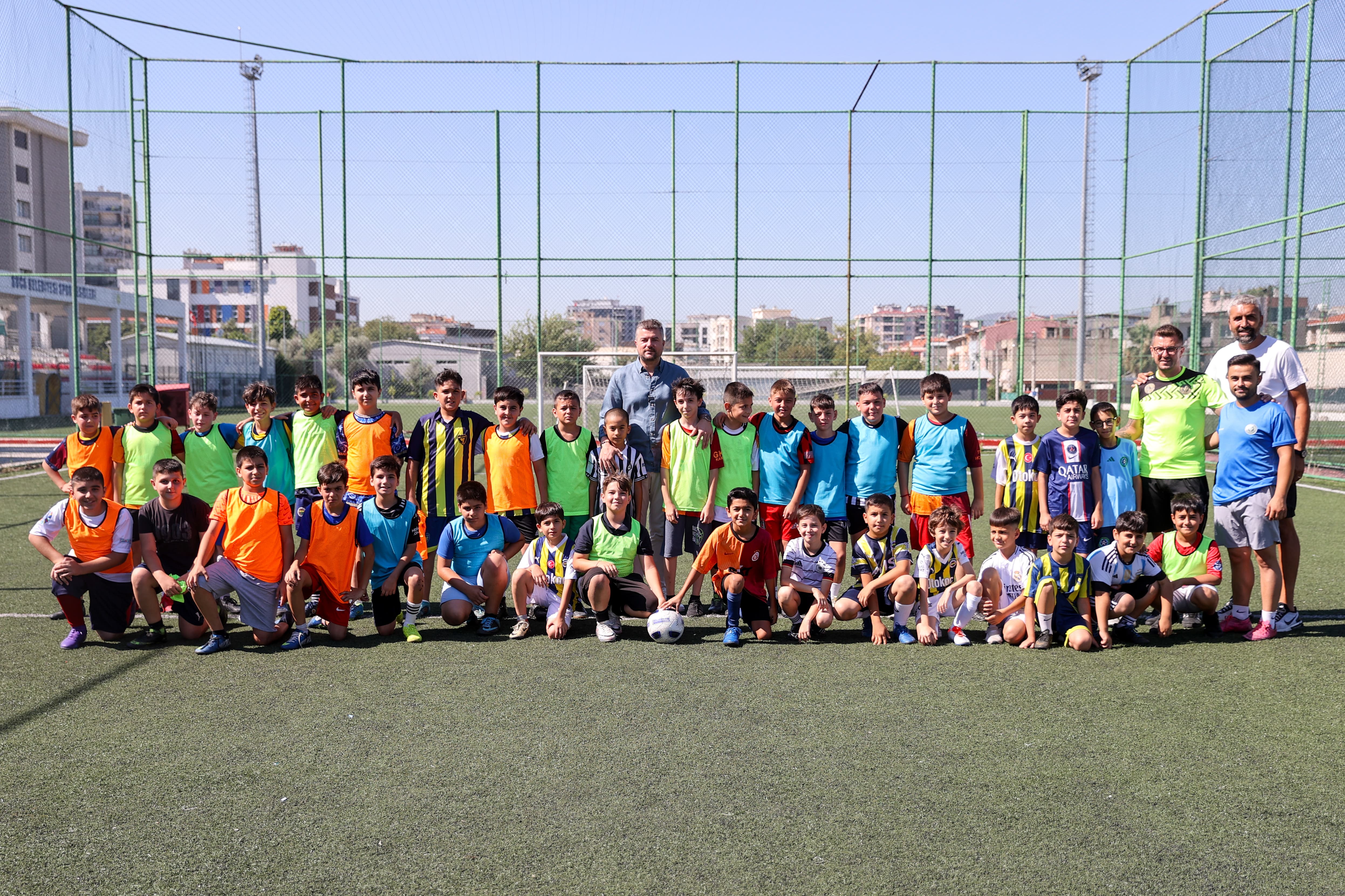 Başkan Görkem Duman, futbol kurslarını ziyaret etti