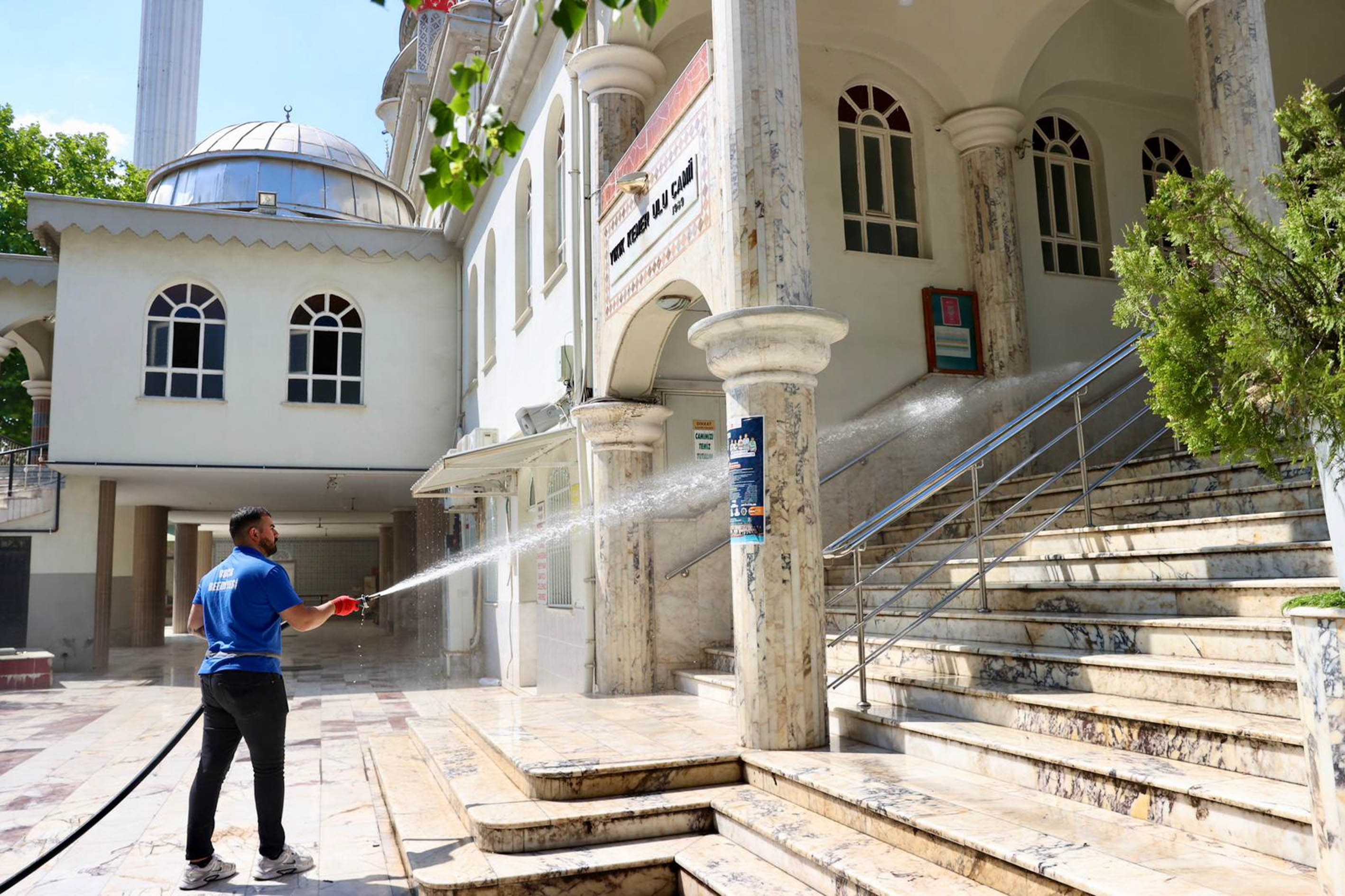 Buca’da İbadethaneler Bayrama Hazırlandı