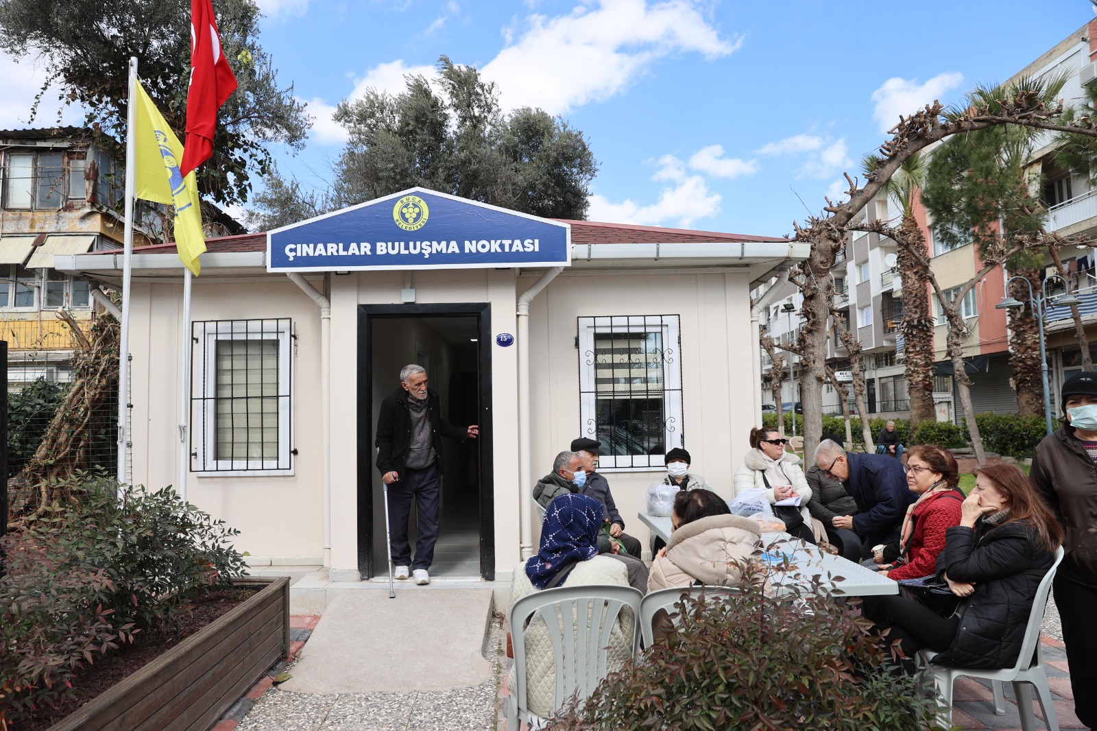 Buca Belediyesi Çınarlar Buluşma Noktası’nı Hizmete Açtı