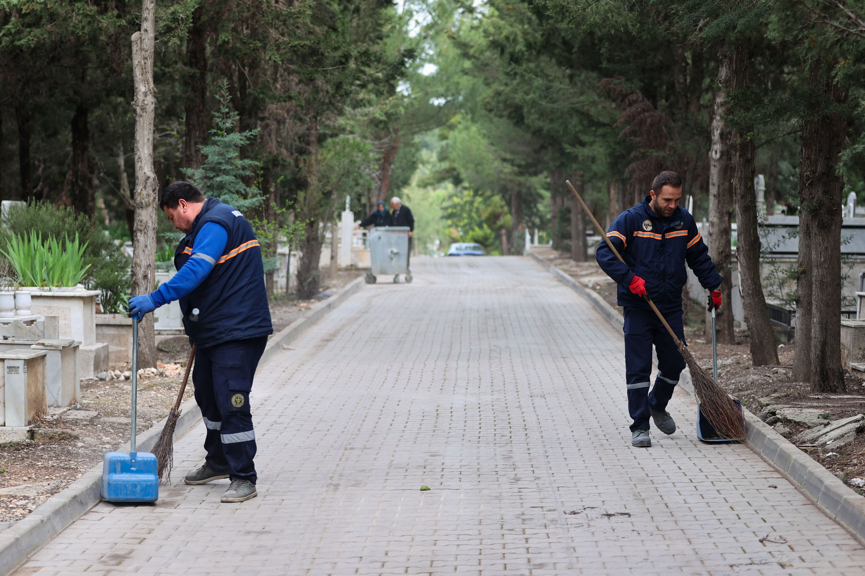 Buca’da Bayram Hazırlığı: Mezarlıklar ve Camiler Temizlendi