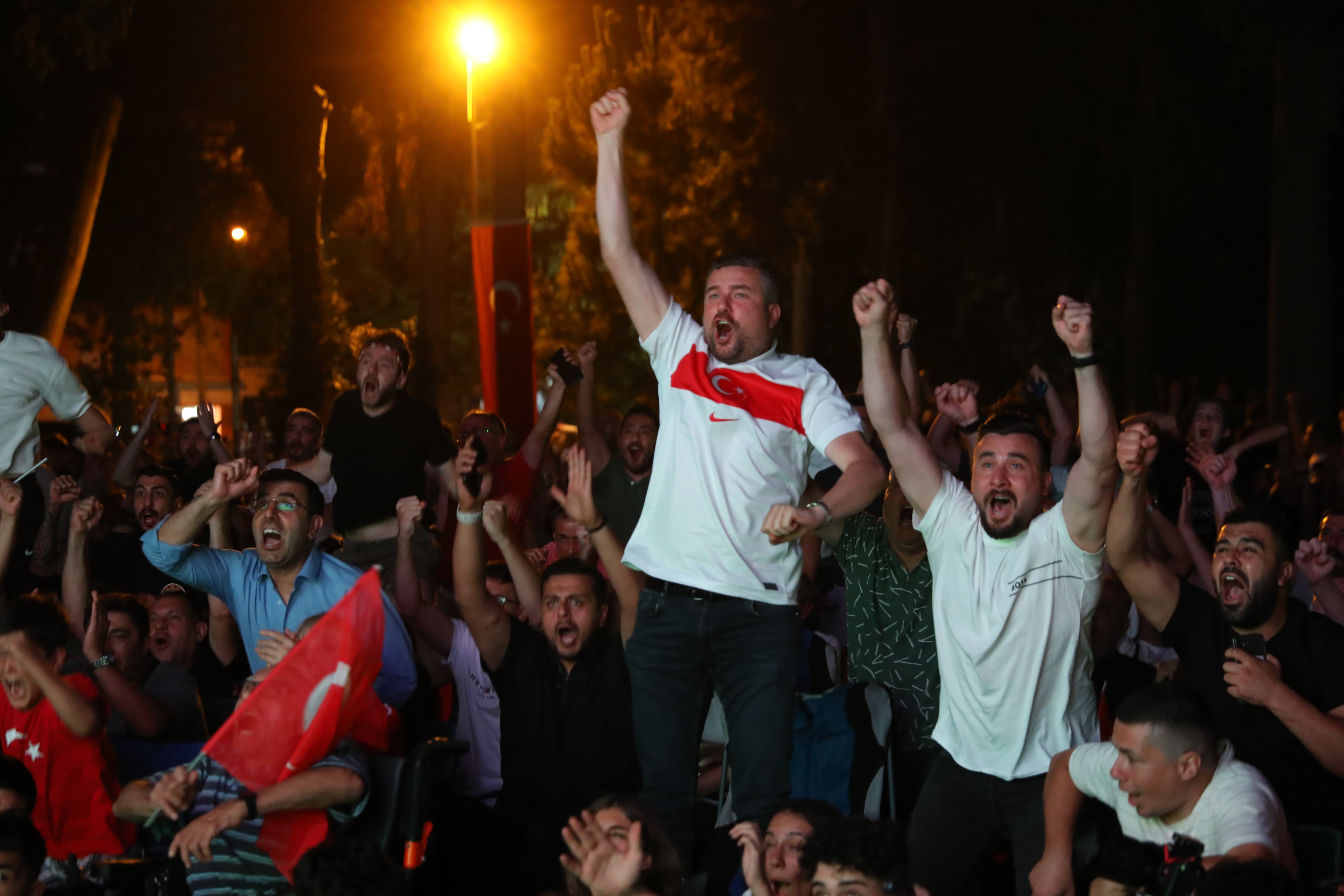 Bucalılar millî gururu birlikte yaşadı