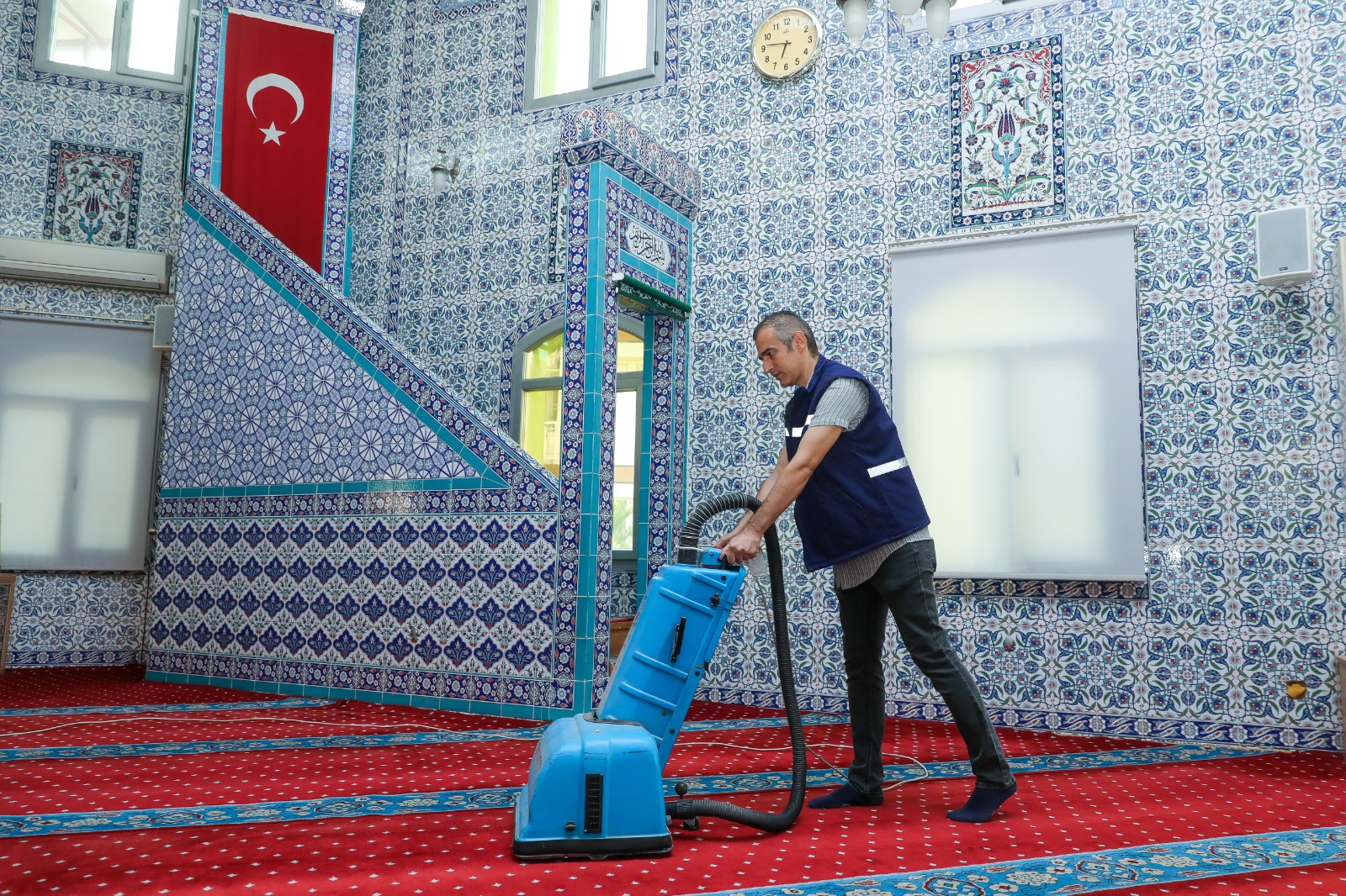 Buca’da temizlik sırası ibadethanelerde