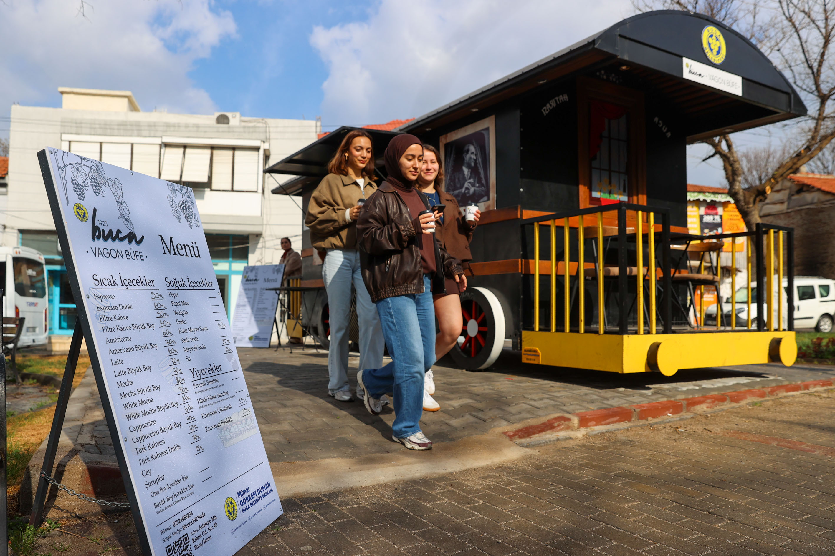 Buca Belediyesi Cep Dostu Büfelerini Hizmete Açtı