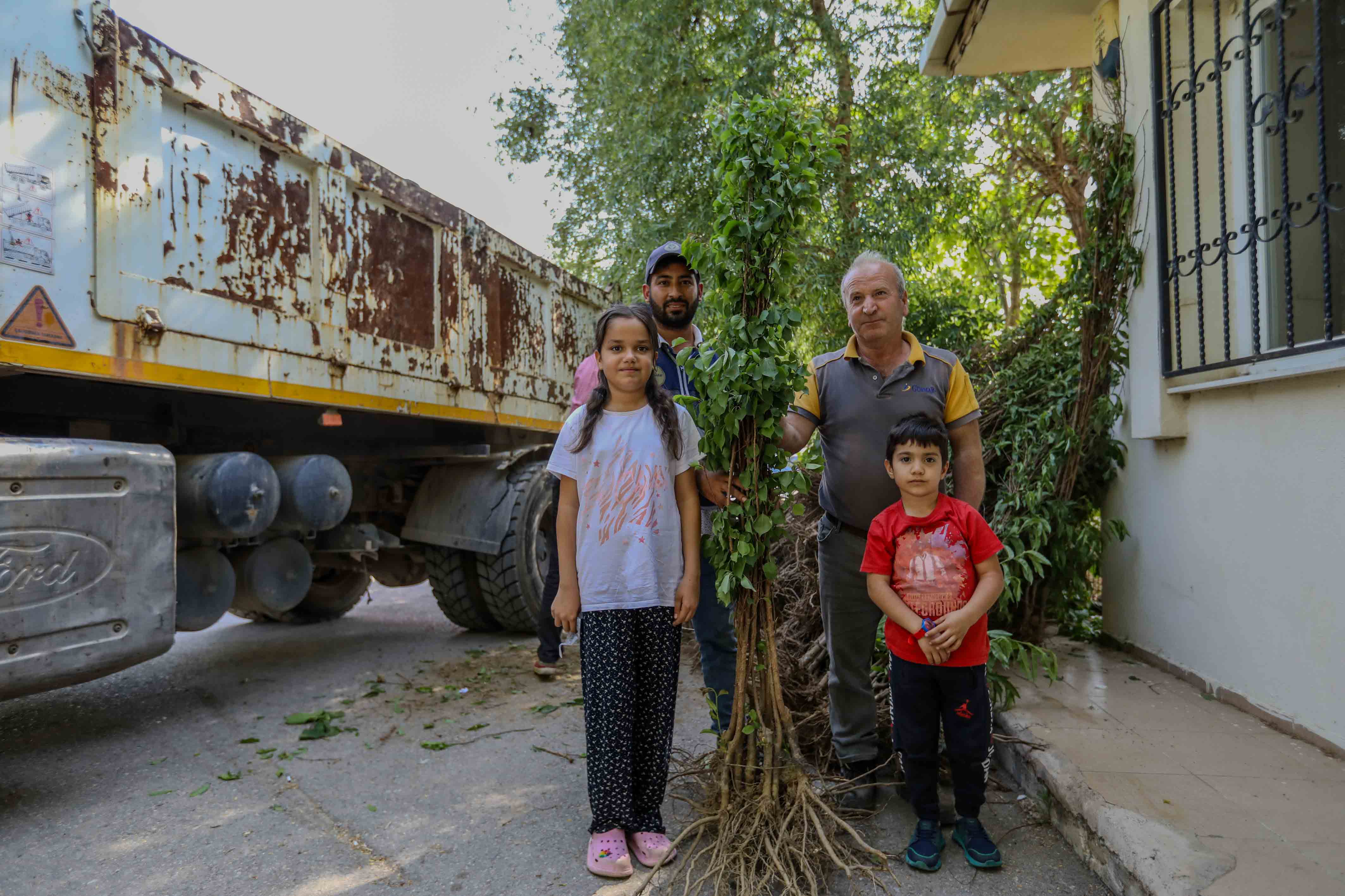 Buca Belediyesi’nden üreticiye fidan desteği