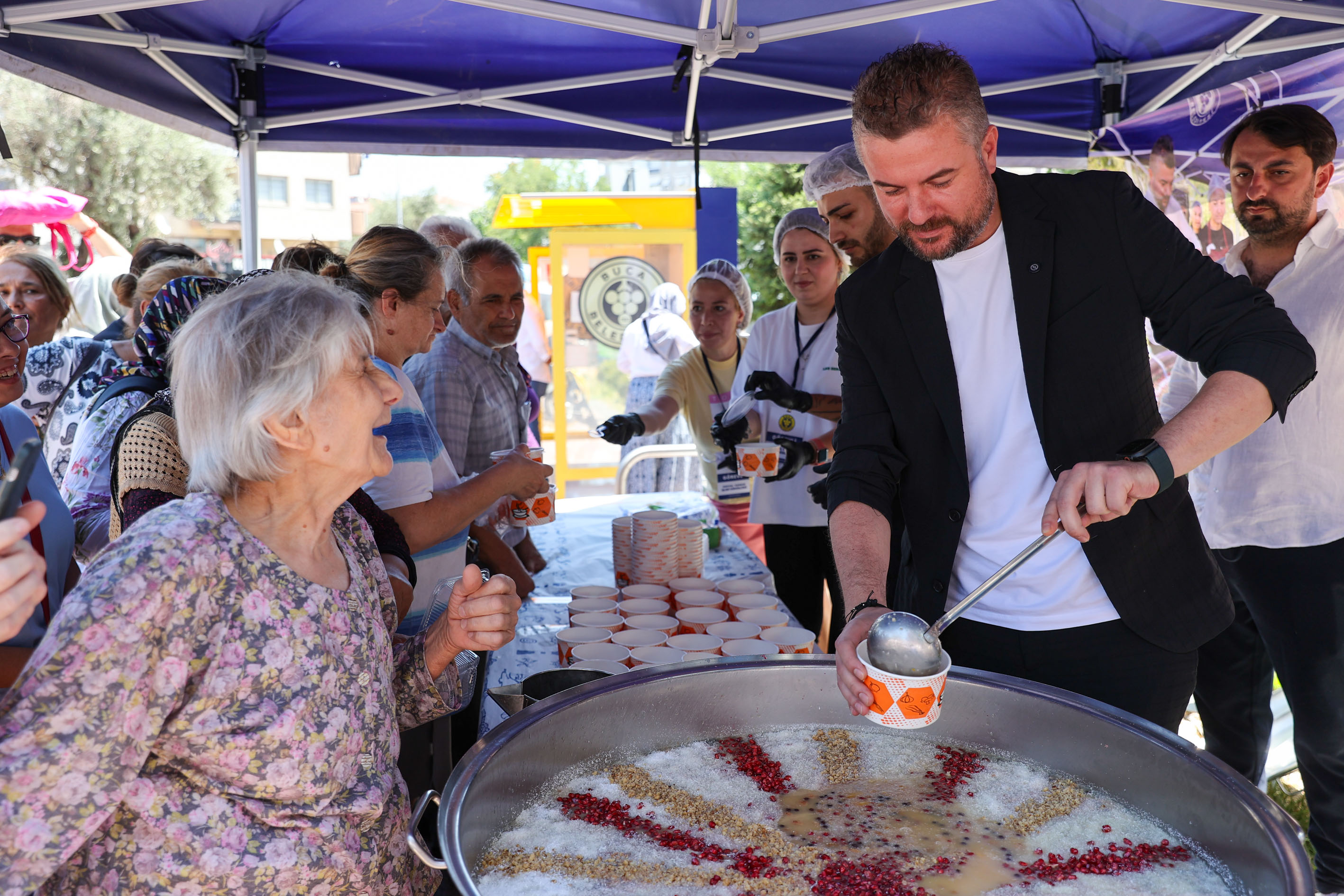Başkan Görkem Duman’dan Vatandaşlara Aşure İkramı