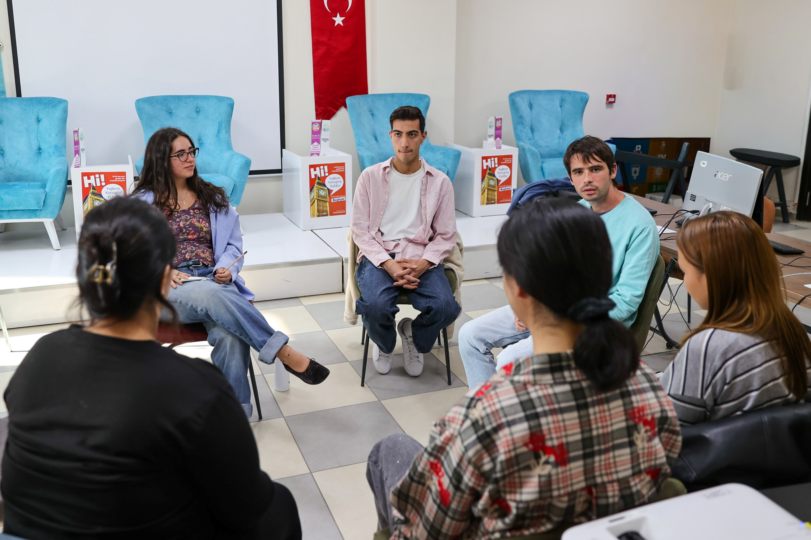 Buca’da gençler İngilizce Konuşma Kulübü İle Dil Engelini Aşıyor